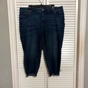 Chicos Women's Stretch Girlfriend Straight Leg Capri